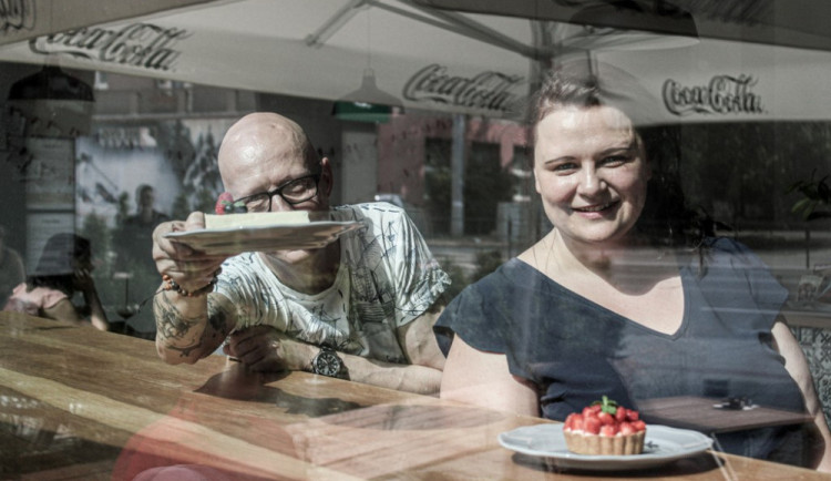 Skončili v práci a otevřeli si v Brně své Cukrové nebe. Nabízí zákusky podle receptů předávaných po generace