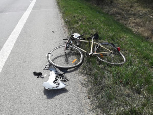 Na Plzeňsku srazilo auto staršího cyklistu, na místě zemřel