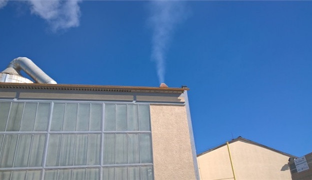 Inspekce pokutovala keramičku za prach vypuštěný do vzduchu.