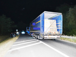 Policie u Plzně zadržela kamion s nelegálním tabákem.