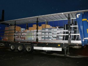 Policie u Plzně zadržela kamion s nelegálním tabákem.