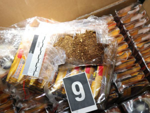 Policie u Plzně zadržela kamion s nelegálním tabákem.