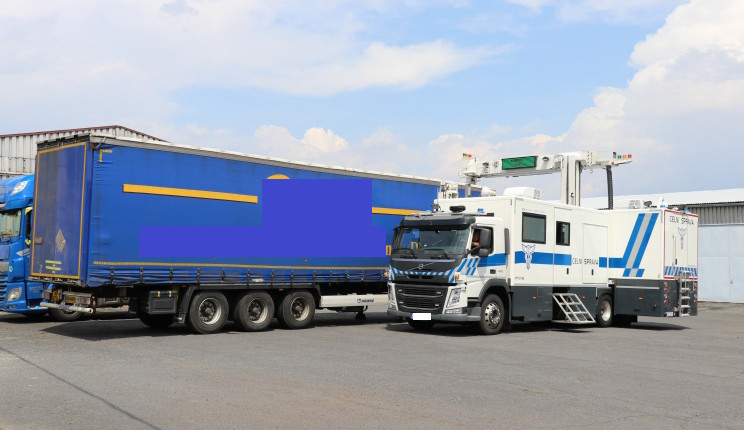 Policie u Plzně zadržela kamion s nelegálním tabákem.