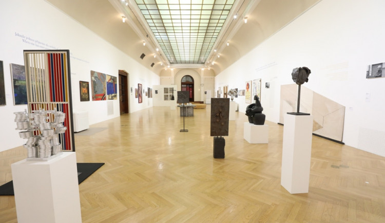 Nezlomní. Obecní dům v Praze zahájil jedinečnou výstavu, která představuje možný průřez českým uměním minulého století.