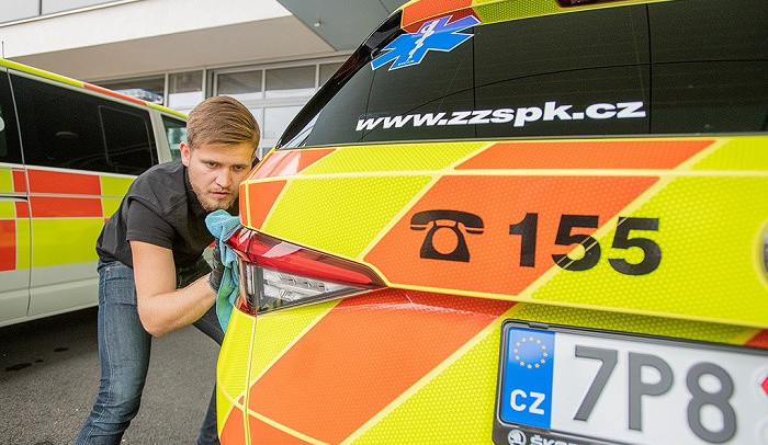 Záchranáři Plzeňského kraje testují údržbu vozů nanotechnologií.