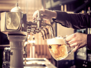 Policie obvinila tři lidi z krádeže piva v pivovaru v Plzni