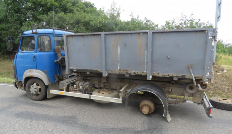 Řidič Avie nedotáhl kolo. To mu během jízdy upadlo.