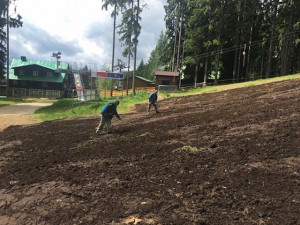 Lyžařský areál Špičák opravuje erozi svahů šumavským kompostem