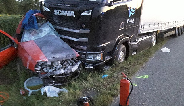 Řidič ignoroval stopku a vlétl přímo pod kamion. Dva lidé na místě zemřeli, třetí je v kritickém stavu