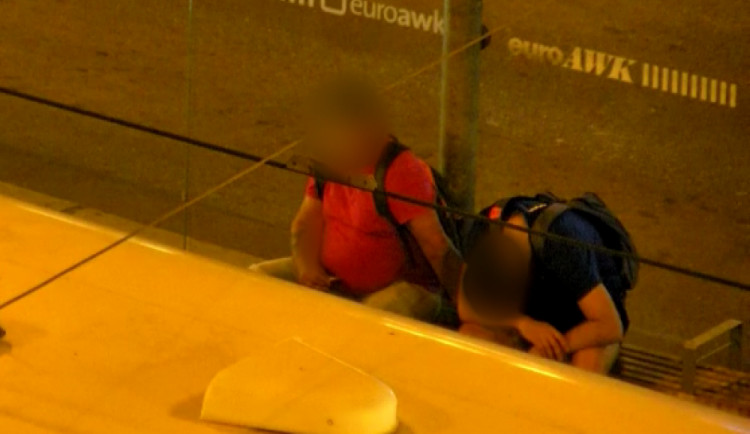 VIDEO: Opilý muž v noci usnul na hlavním nádraží v Brně, během chvíle ho hned dvakrát okradli