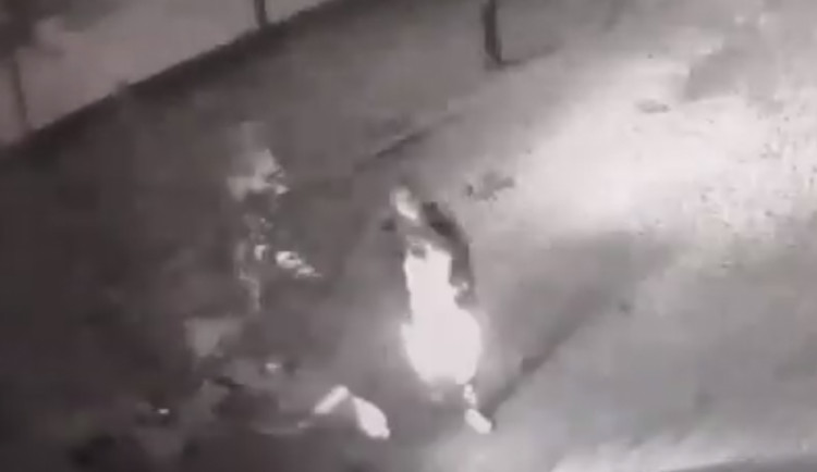 Útočník bez důvodu napadl a pořezal muže rozbitou skleněnou lahví, policisté hledají svědky