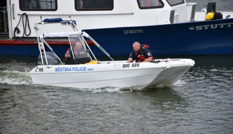 Pod hladinou Prýglu se topil muž. Strážníci a záchranáři ho přivedli zpět k životu