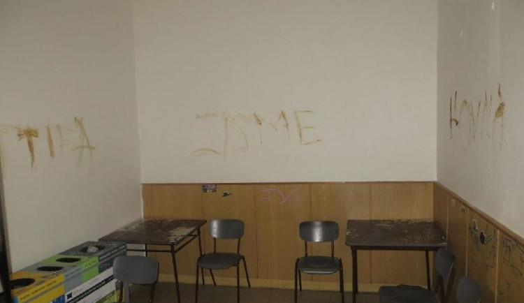 FOTO: Vandal popsal stěny čekárny vlastními exkrementy. Pak rozmlátil dvě auta