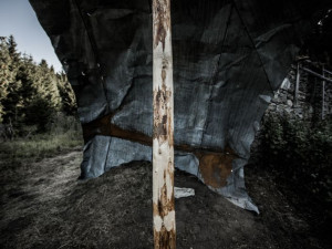 Sochař z Plzně vytvořil v zaniklé osadě instalaci o odsunu Němců.