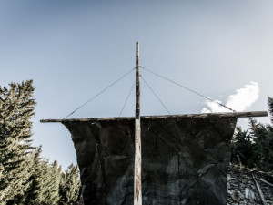 Sochař z Plzně vytvořil v zaniklé osadě instalaci o odsunu Němců.