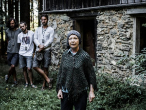 Sochař z Plzně vytvořil v zaniklé osadě instalaci o odsunu Němců.