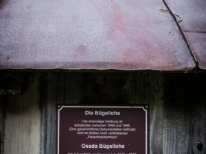 Sochař z Plzně vytvořil v zaniklé osadě instalaci o odsunu Němců.