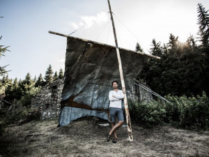 Sochař z Plzně vytvořil v zaniklé osadě instalaci o odsunu Němců.