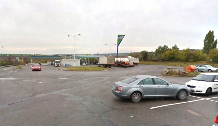 Řidič zastavil na Rohlence a šel si pro jídlo, za pět minut měl vykradené auto