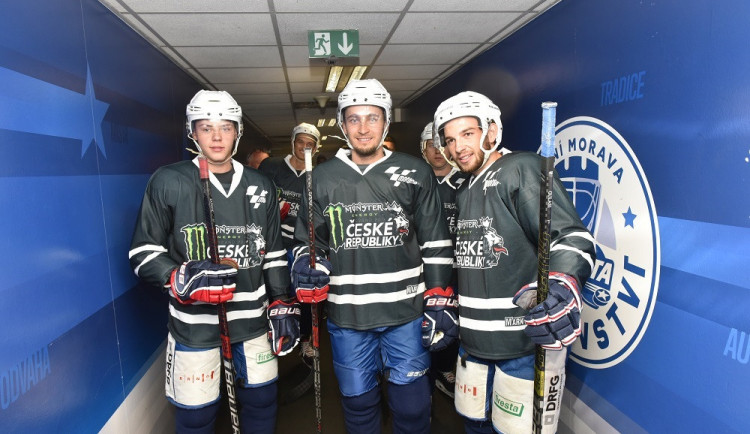 Jezdci MotoGP si dnes v Rondu zahráli s hokejisty Komety