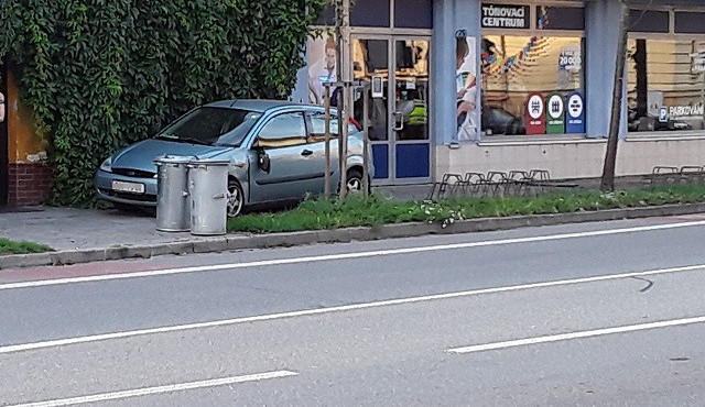 Mladý řidič usnul za volantem při cestě z dovolené a zaparkoval auto před policejní stanici