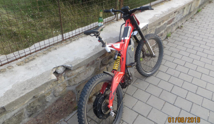 FOTO: Muž si šel do cukrárny pro zmrzlinu. Opilý zloděj mu během chvíle ukradl kolo za 100 tisíc