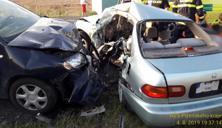 Při nehodě u Klatov zemřela mladá žena, další muž pak v nemocnici.