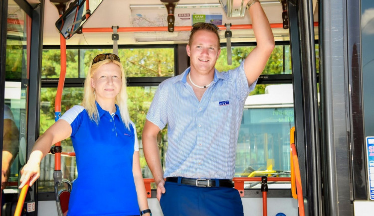 FOTO: Řidiči a zaměstnanci dopravního podniku dostanou nové uniformy