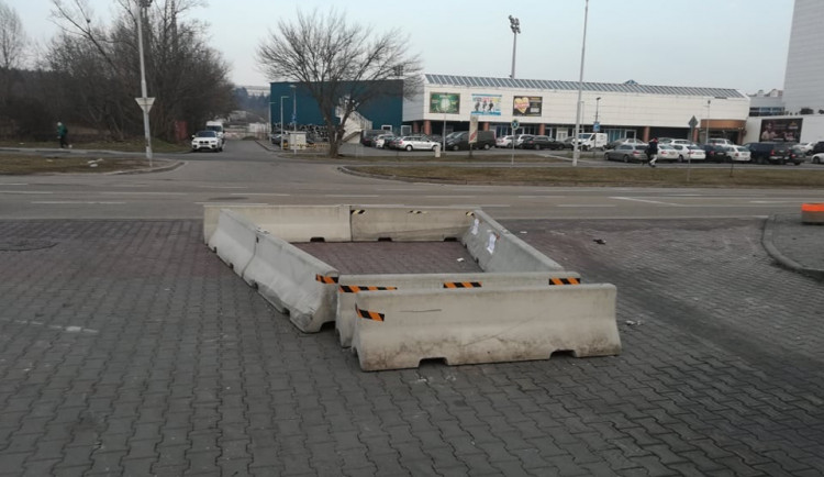 Město nechá odtáhnout betonové zátarasy u Hokejové haly mládeže