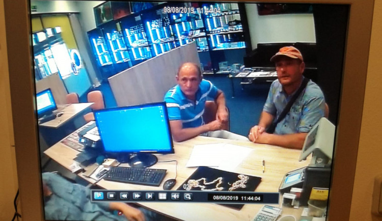 Dva muži prodali v Mercury padělky šperků za necelých půl milionu korun. Pátrá po nich policie.