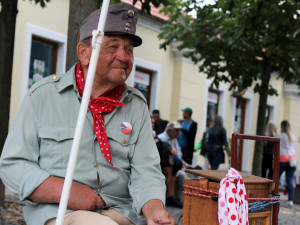 Chodským slavnostem v sobotu nepřálo počasí, přesto městem proudily tisíce lidí.