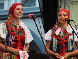 Chodským slavnostem v sobotu nepřálo počasí, přesto městem proudily tisíce lidí.