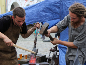 Chodským slavnostem v sobotu nepřálo počasí, přesto městem proudily tisíce lidí.