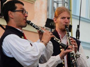 Chodským slavnostem v sobotu nepřálo počasí, přesto městem proudily tisíce lidí.