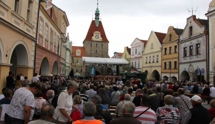 Chodským slavnostem v sobotu nepřálo počasí, přesto městem proudily tisíce lidí.