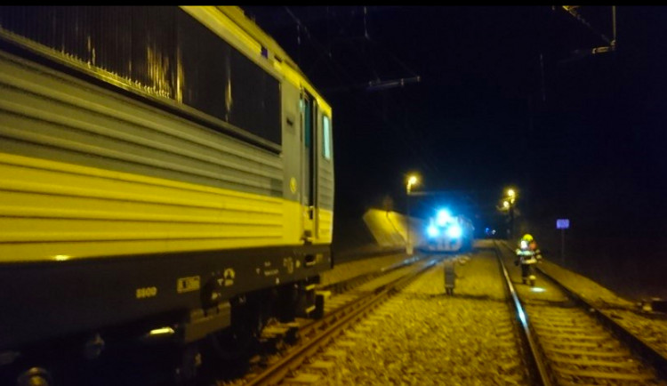 Policie obvinila strojvůdce expresu, projel u Plzně na STOP