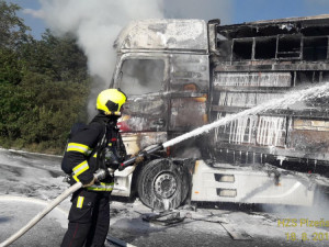 FOTO: Nedělní požár kamionů na D5 způsobil škodu za miliony korun