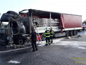 Nedělní požár kamionů na D5 způsobil škodu za miliony korun.