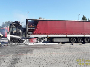 Nedělní požár kamionů na D5 způsobil škodu za miliony korun.