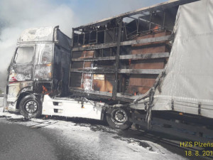 Nedělní požár kamionů na D5 způsobil škodu za miliony korun.