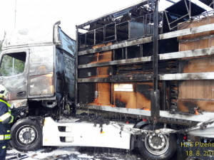 Nedělní požár kamionů na D5 způsobil škodu za miliony korun.