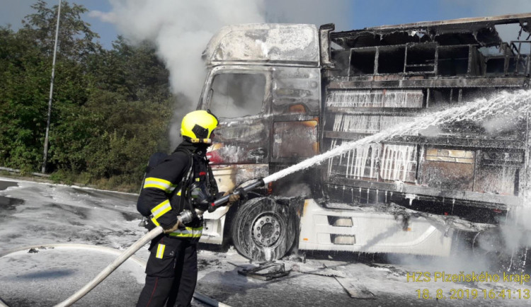 Nedělní požár kamionů na D5 způsobil škodu za miliony korun.