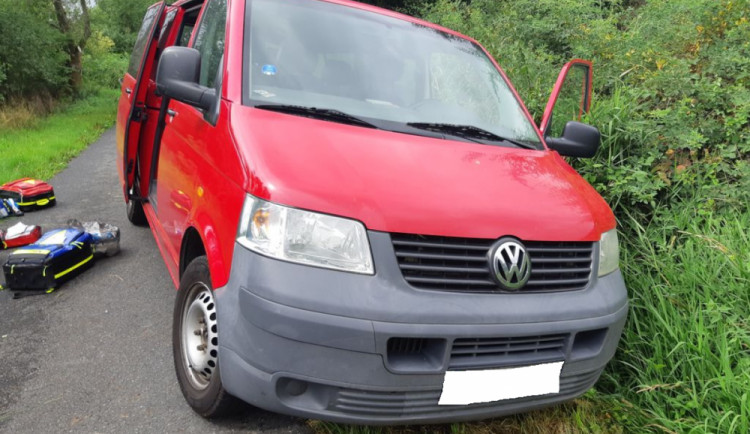 Žena ve vozidle spatřila muže v bezvědomí.