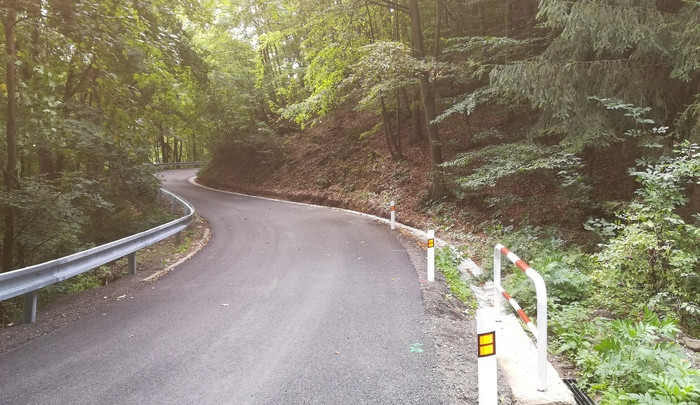 Silnice mezi Útěchovem a Adamovem je opět průjezdná. Rekonstrukci stihli dokončit s předstihem