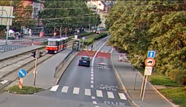 VIDEO: Mrazivé záběry srážky chlapce a šaliny. Mladík se koukal do telefonu a skončil pod koly tramvaje