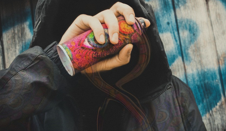 Mexičan se Slovákem sprejovali na Slovaňáku na historickou budovu. Mexičan se přiznal, Slovák skončil v poutech