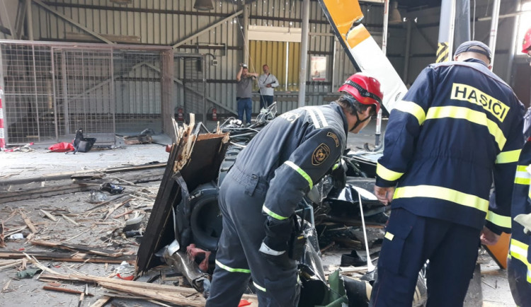 Za smrtelnou nehodu vrtulníku v Plzni zřejmě může opilý pilot.