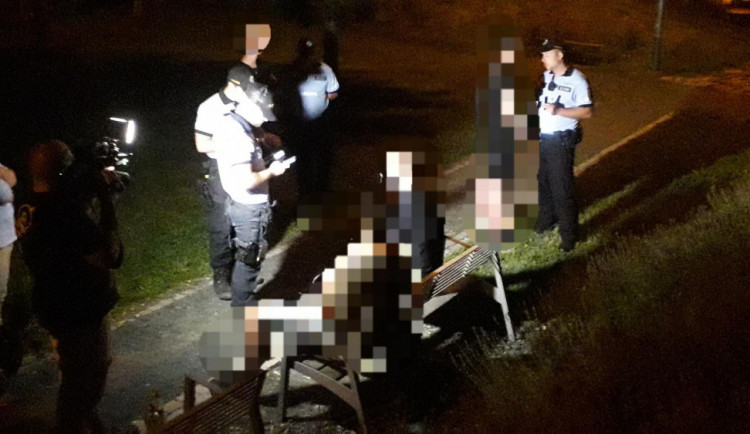 V baru jim nenalijí, tak pijí v parku. Brněnští policisté provedli zátah na opilé děti v ulicích