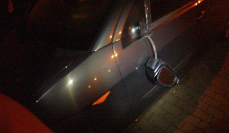 Cizinka řádila v nočním Brně. Autu ukopla zrcátko, prázdnou flaškou rozbila okno u domu