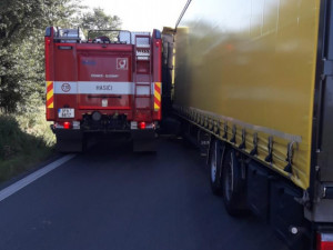 Hasičům vjel do cesty kamion. Nehodě se už nedalo zabránit.